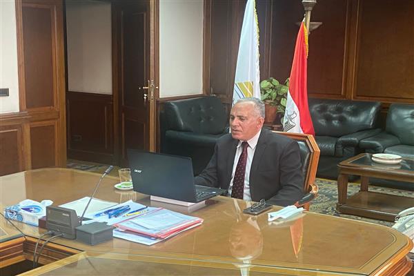 وزير الري يشارك في جلسة «تحسين كفاءة ورفع أداء القنوات المائية»