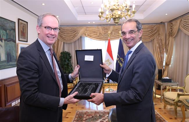 سفير السويد يدعو وزير الاتصالات للتعرف على تجربة بلاده فى بناء المدن الذكية
