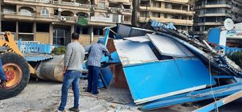  إزالة الوحدات الخشبية المتهالكة بشواطئ الإسكندرية 