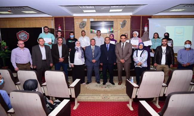 جامعة سوهاج تكرم طلاب الهندسة بعد طلائهم للمنازل بقري مبادرة حياة كريمة