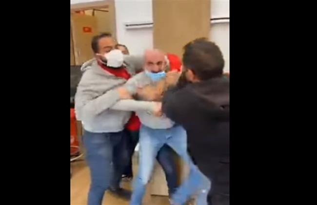 اشتباكات بالأيدي..تفاصيل الاعتداء علي موظف داخل فرع شركة فودافون