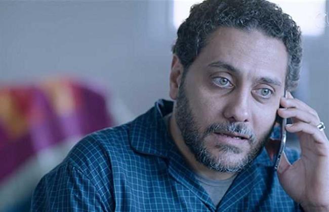 إصابة الفنان تامر فرج بانزلاق غضروفي.. سر عكازه في «فرق خبرة»