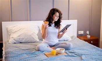   دراسة: تناول الطعام قبل النوم يساعد على حرق الدهون