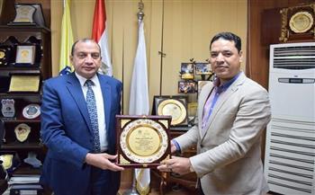 رئيس جامعة بني سويف يتسلم درع وزارة التضامن الاجتماعي