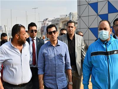 قبيل افتتاحه..وزير الرياضة يتفقد الأعمال الإنشائية بفرع نادي شيراتون 