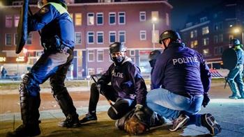   كورونا.. وقوع إصابات بمواجهات عنيفة بين الشرطة والمحتجين على قيود هولندا 