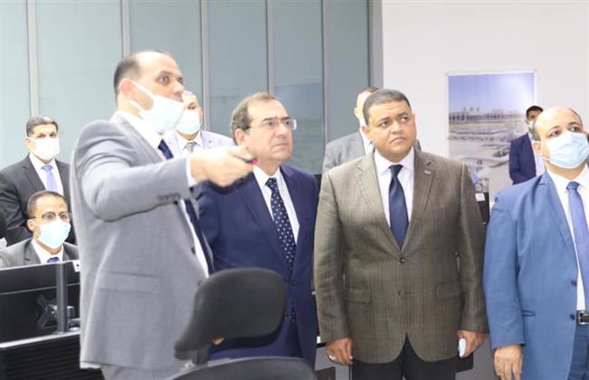 وزير البترول يتفقد مركز التحكم بالشبكة القومية للغاز الطبيعى