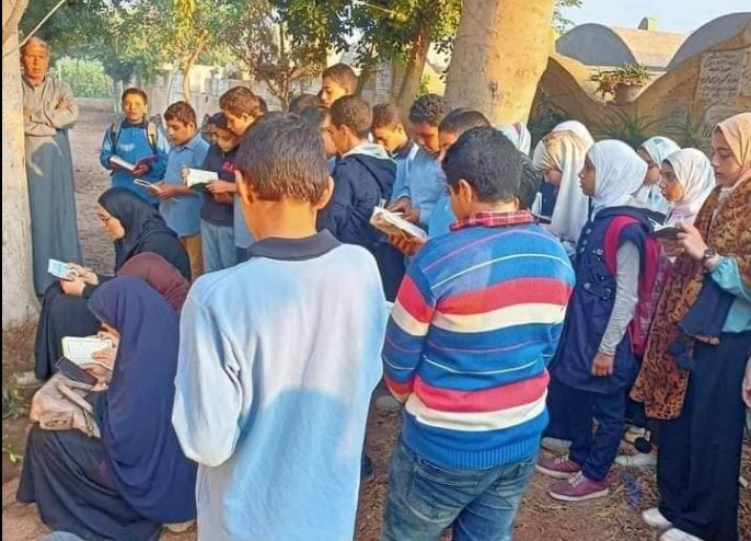 قمة الوفاء.. تلاميذ مدرسة «كفر الرجالات» يقرأون القرآن على قبر معلمتهم