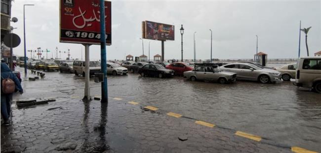  الإسكندرية تغرق والمحافظ يطلق تعليماته لإنقاذ المواطنين.. صور