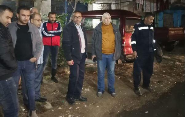حي غرب الإسكندرية يكسح تجمعات مياه الأمطار بمحيط المدارس