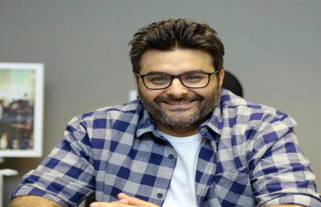 أول صورة للمنتج وليد منصور بعد تعرضه للتسمم