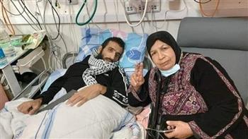   أسير فلسطيني يعلق إضرابه عن الطعام