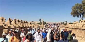   توافد السائحين على المناطق الأثرية بالأقصر قبل حفل افتتاح طريق الكباش