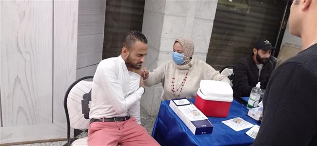 حملة لتطعيم المواطنين بلقاح كورونا في ميدان عام المنشية بالإسكندرية 