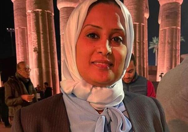 منال أبو الدهب.. «بنت الأقصر» التى حاورت السيسي فى افتتاح طريق الكباش.. فيديو