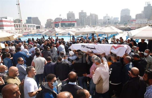انهيار نجل جلال إبراهيم أثناء تشييع الجثمان من نادي الزمالك.. صور