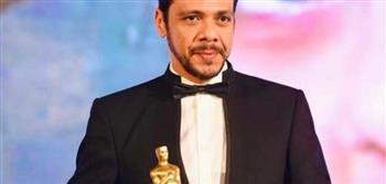 حمزة العيلي يحتفل بتكريمه عن مسلسل شقة 6