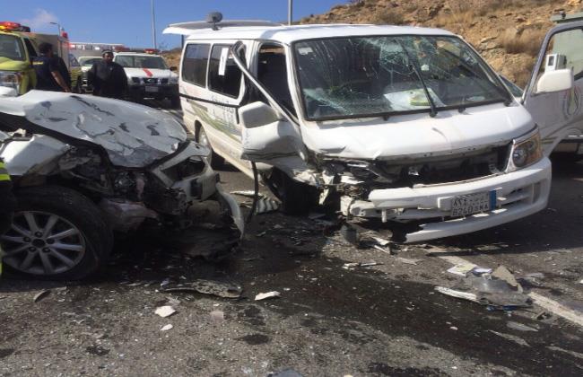 إصابة 4 اشخاص إثر حادث اصطدام ميكروباص بمحور صفط