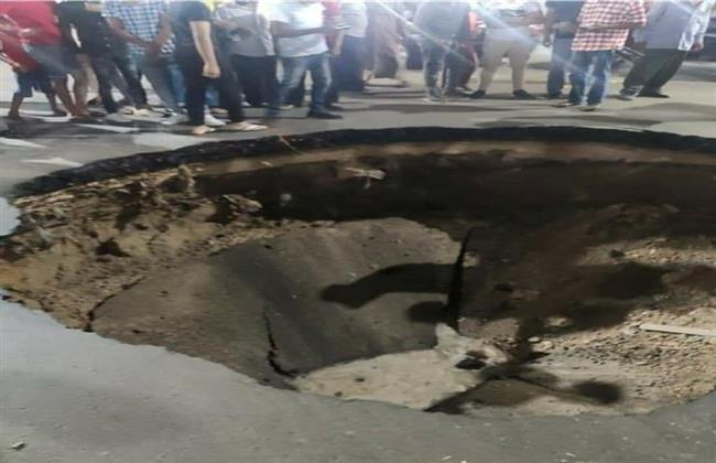 هبوط أرضي أسفل كوبري المندرة بالإسكندرية 
