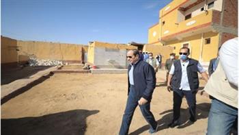   الرئيس السيسي يتفقد قرية غرب أسوان المتضررة من السيول