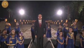   الرئيس السيسى يلتقط صورة تذكارية مع المشاركين باحتفال طريق الكباش 