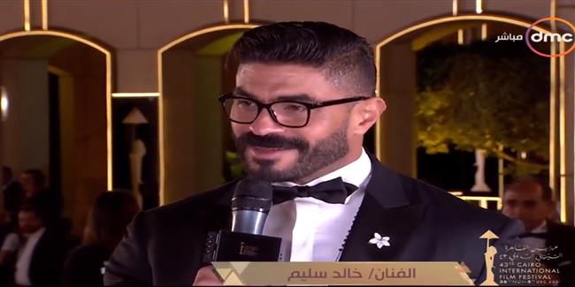 «في حاجة الماس؟».. خالد سليم يداعب المصورين بعد ظهوره بساعة الماس في مهرجان القاهرة السينمائي