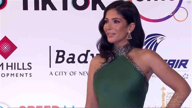 منى زكي: لأول مرة أقف على المسرح بدون خوف  