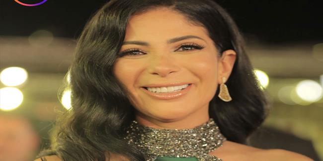 منى زكي تسلم جائزة فاتن حمامة للإبداع الفني لـ كريم عبد العزيز
