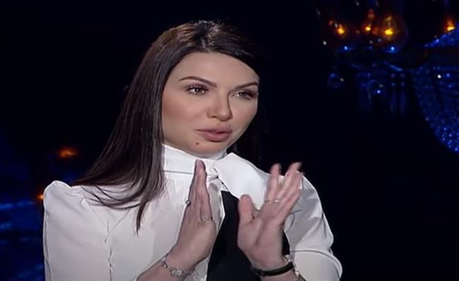 منى عبدالوهاب تعرب عن سعادتها بتقديم حفل افتتاح «القاهرة السينمائي»