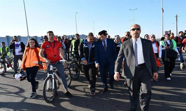 وزير الشباب يطلق فعاليات ماراثون دراجات بمحور شينزو آبى 