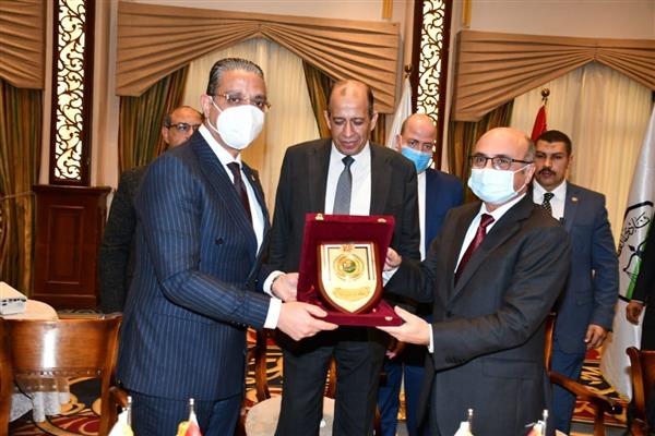 عمرو مروان يكرم شيوخ القضاة بدروع تذكارية