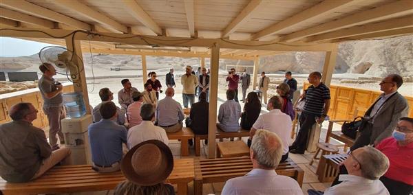 ٣٥ سفيراً من سفراء دول العالم يزورون البر الغربي وينبهرون بمقبرة الملكة نفرتاري