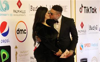   الفيشاوي يقبل زوجته على السجادة الحمراء لـ"القاهرة السينمائي