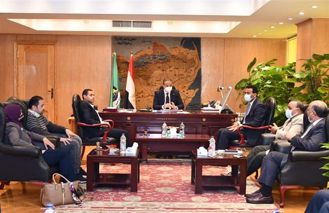 محافظ الفيوم يناقش تحديات وآليات التوسع في إنتاج مناحل العسل