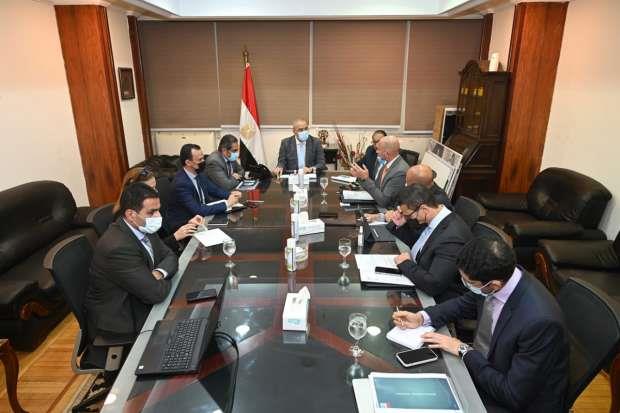 وزير الإسكان يستعرض برنامج تشغيل العاصمة الإدارية