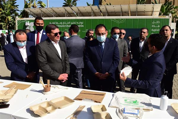 مدبولى يتفقد مشروعات شباب رواد الأعمال وممثلي الشركات الناشئة بمقر الهيئة العامة للاستثمار والمناطق الحر