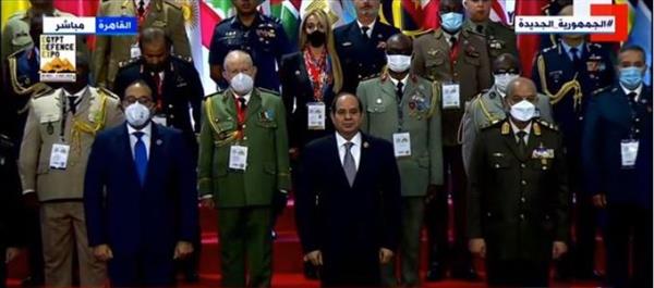 الرئيس يلتقط صورة تذكارية مع رؤساء الوفود فى «إيديكس 2021»