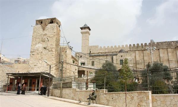 الأوقاف الفلسطينية: قوات الاحتلال منعت الأذان فى المسجد الإبراهيمى 525 مرة