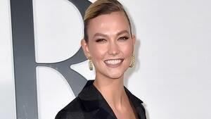 karlie kloss بأقراط ساحرة تليق بالبدلة الرسمية