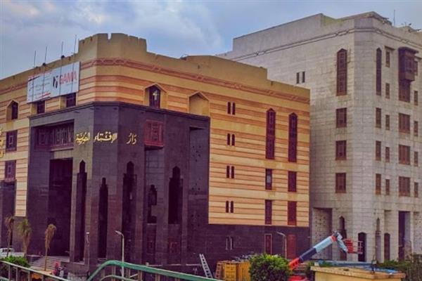 الإفتاء: لا يجوز للزوج إلزام زوجته بالعيش مع أمه في مسكن مشترك