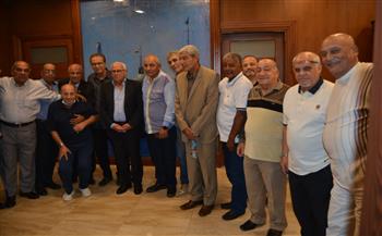   محافظ بورسعيد يستقبل قدامى الرياضيين بالنادي المصري 