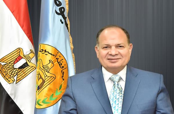 محافظ أسيوط يعتمد عقودا جديدة لتقنين أوضاع واضعي اليد على أراض الدولة