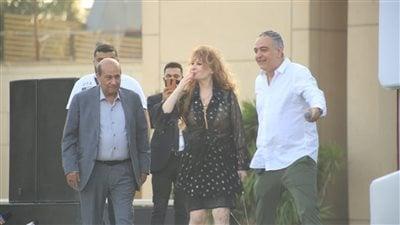 بشرى ومحمد حفظي أول الحاضرين في ندوة نيللي
