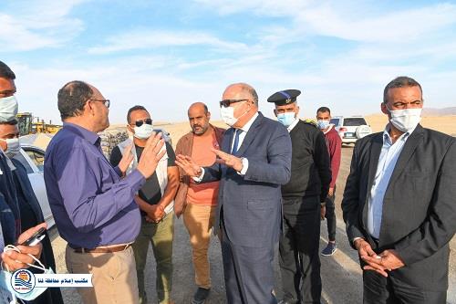محافظ قنا يتابع أعمل رفع كفاءة وتطوير طريق قنا - الوقف الصحراوى 
