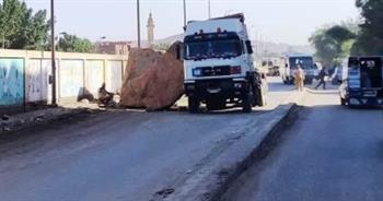   تسيير الحركة المرورية على طريق أسوان - القاهرة عقب سقوط كتلة حجرية