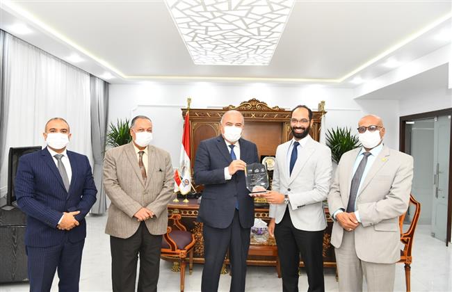 محافظ قنا يبحث مع ممثل مؤسسة  اتجاه رفع مستوي الوعي بالقضايا السكانية