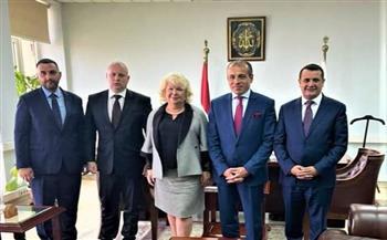 التمثيل التجارى يستقبل وفدا رومانيا لمتابعة نتائج زيارة الرئيس الرومانى للقاهرة 