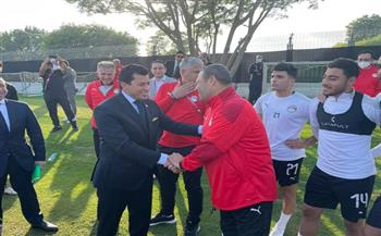   وزير الرياضة يلتقي لاعبي منتخب كرة القدم قبل منافساتهم في كأس العرب