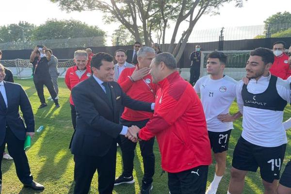 وزير الرياضة يلتقي لاعبي منتخب كرة القدم قبل منافساتهم في كأس العرب