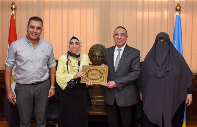 محافظ الإسكندرية يلبي دعوة مصورة كفيفة بلقائها.. ويكرمها بشهادة تقدير